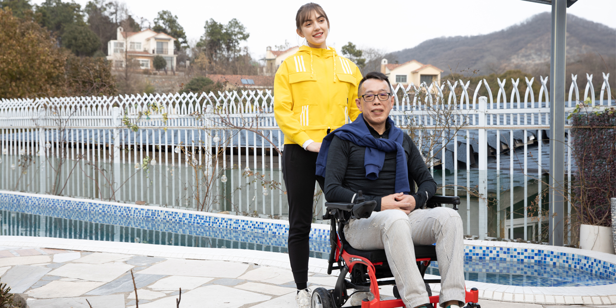 Fauteuil roulant électrique âgé
